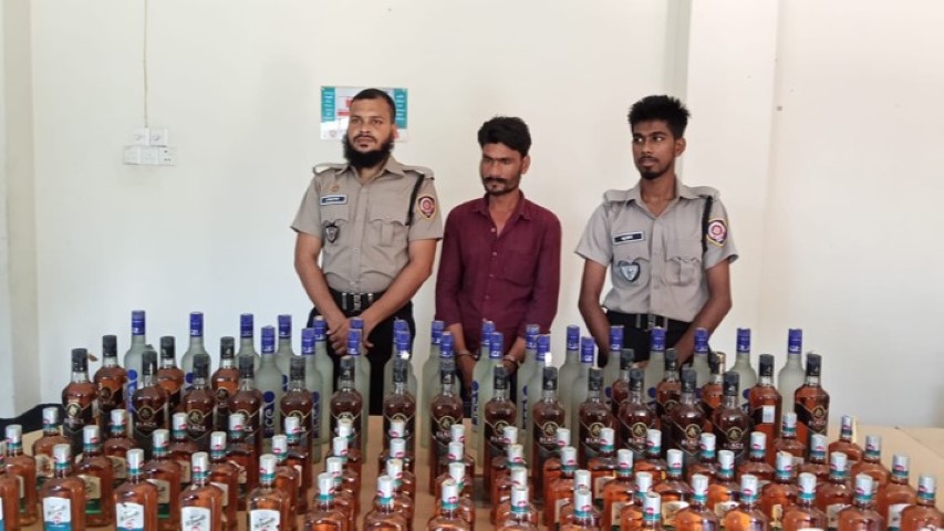 নেত্রকোণায় ভারতীয় মদসহ গ্রেপ্তার ১